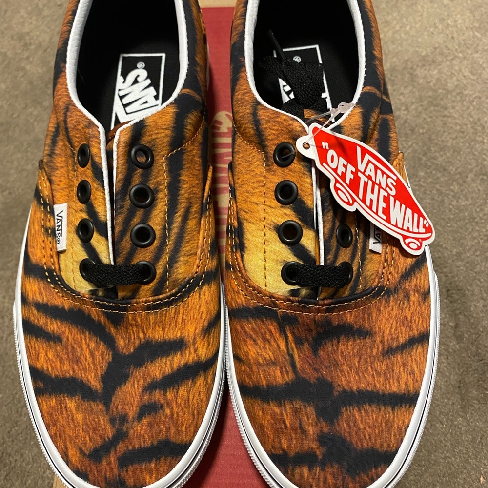 BRAND NEW Vans Tiger Print Sz. 6 mens / 7.5 womens